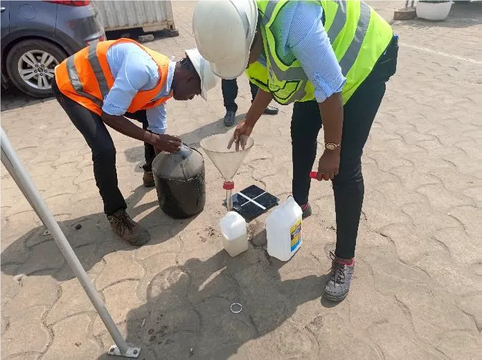 Les principaux défis environnementaux restent la gestion du soufre, les émissions de poussières liées au déchargement du vrac, le respect des consignes de sécurité et l’assainissement des entrepôts