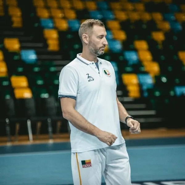 Le sélectionneur des Guépards handballeurs du Bénin, Basile Pinto