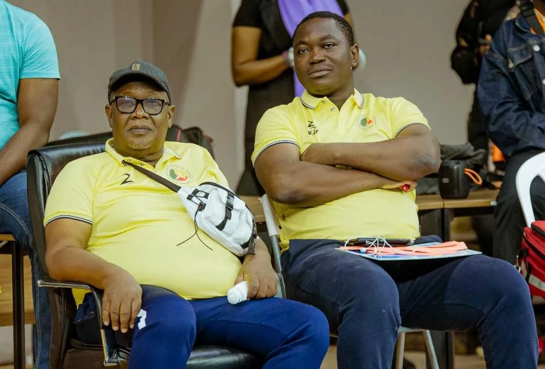 Le médecin El Mouchid Bello (à droite) confiant sur l’état de santé des Guépards handballeurs du Bénin