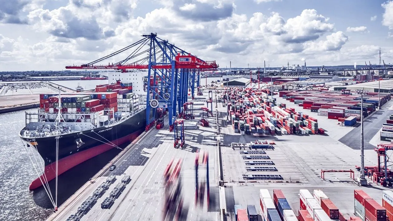 Après un rebond inattendu en 2025, porté par les exportations de services et les expéditions anticipées avant l’application de nouveaux droits de douane, le commerce  mondial devrait ralentir en 2026