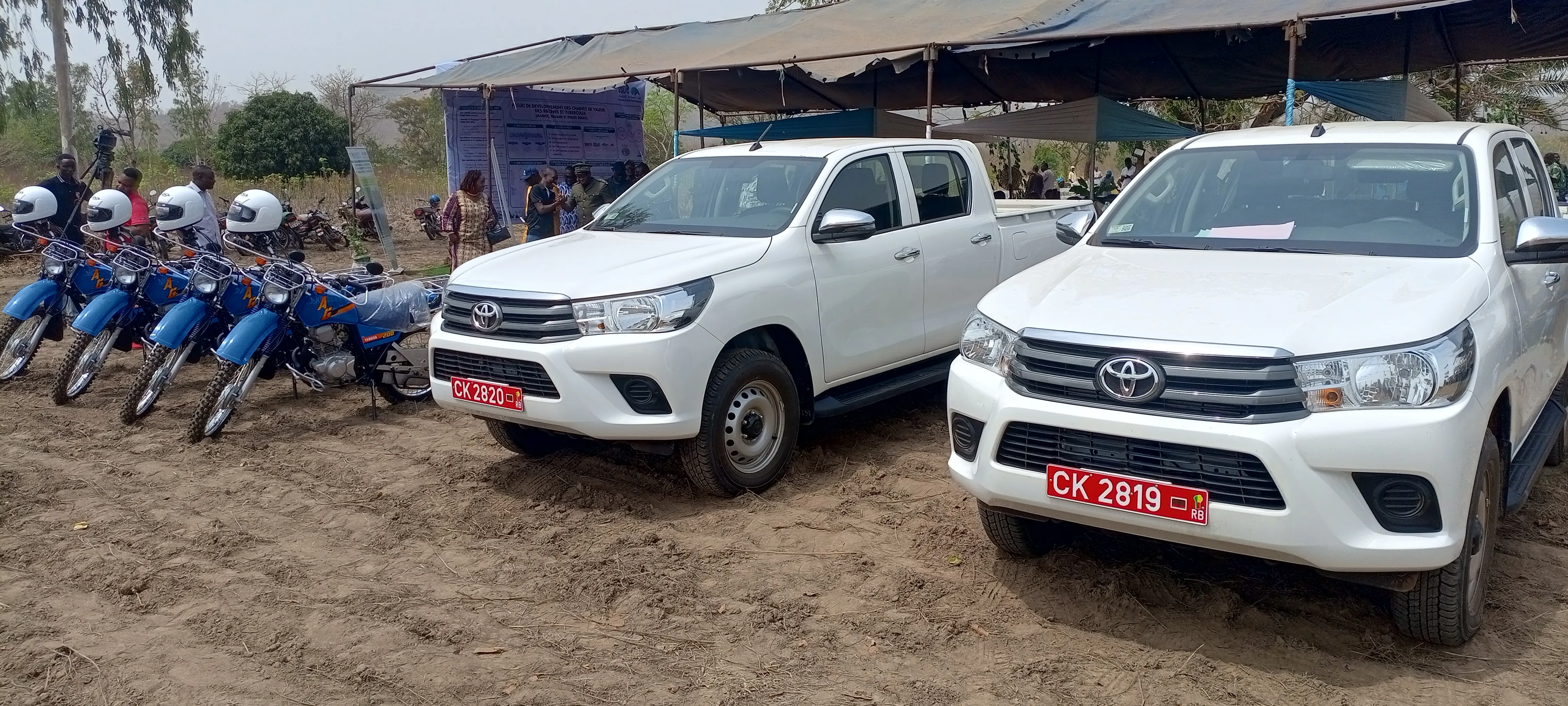 Quelques véhicules et motos symboliquement remis au Pdcv-Rt par  Madeleine Lafia Mora, représentant le Maep