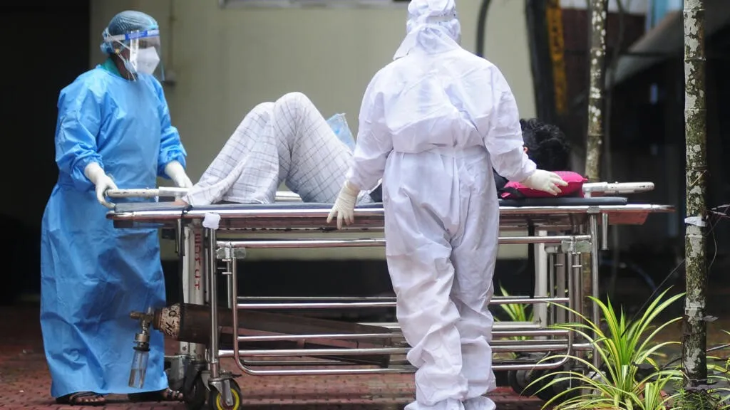 Un homme présentant des symptômes du virus Nipah pris en  charge à l'hôpital public de Kozhikode