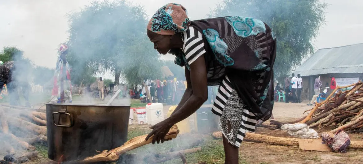 Une femme cuisine à Walgak, dans l'Etat de Jonglei,  au Soudan du Sud