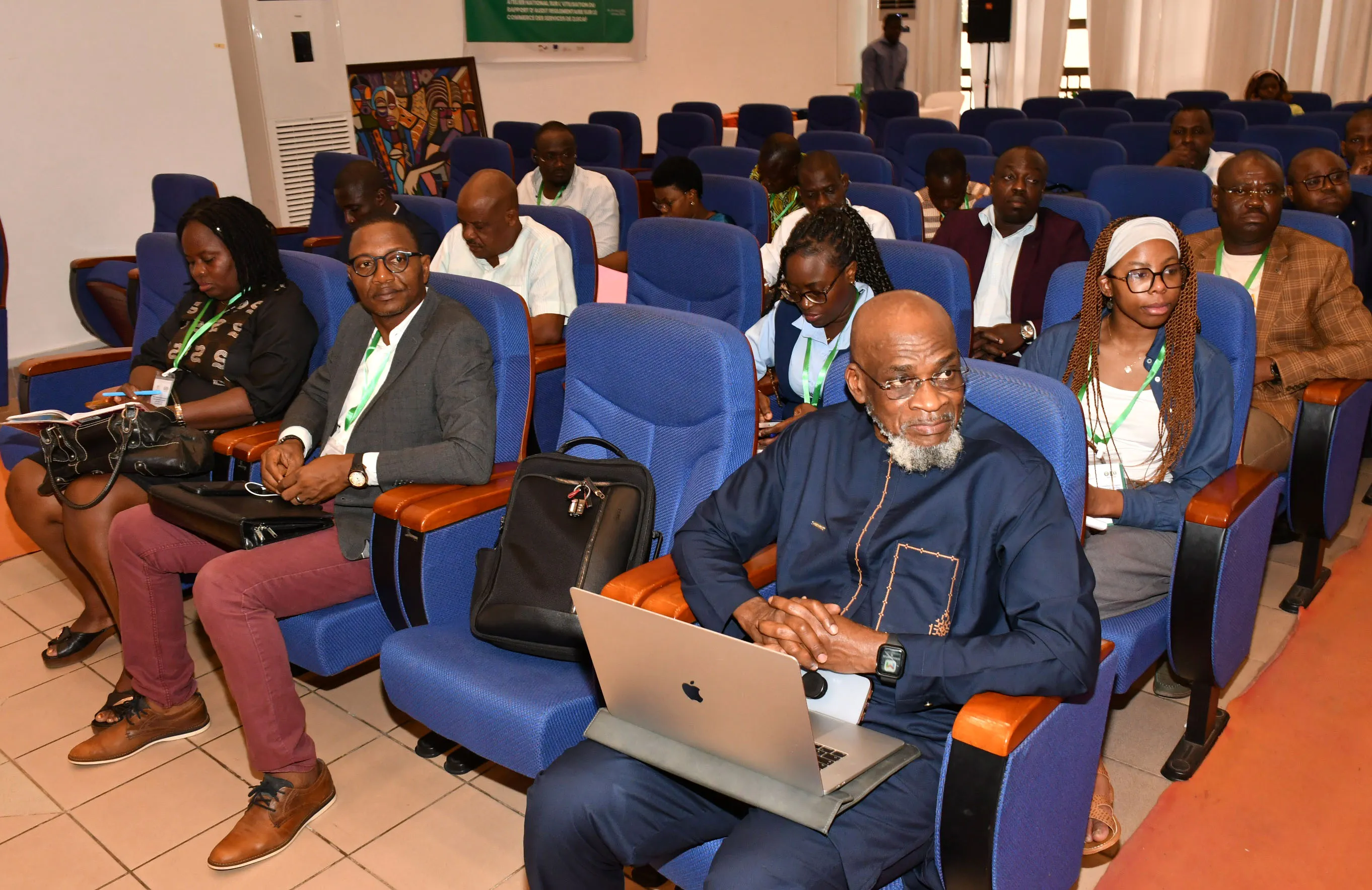 Participants et experts réunis lors de l'atelier nationale sur l’utilisation du rapport d’audit réglementaire sur le commerce des services de Zlecaf