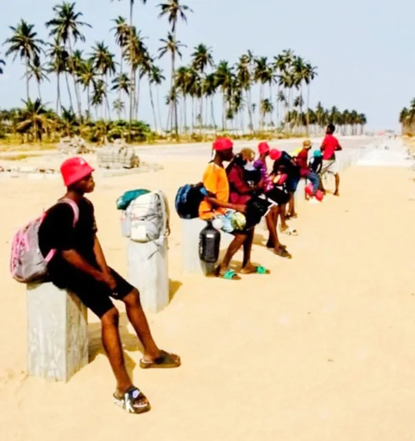 Entre marche, pause, animation et autres activités les jeunes gens marchent pour changer de destin