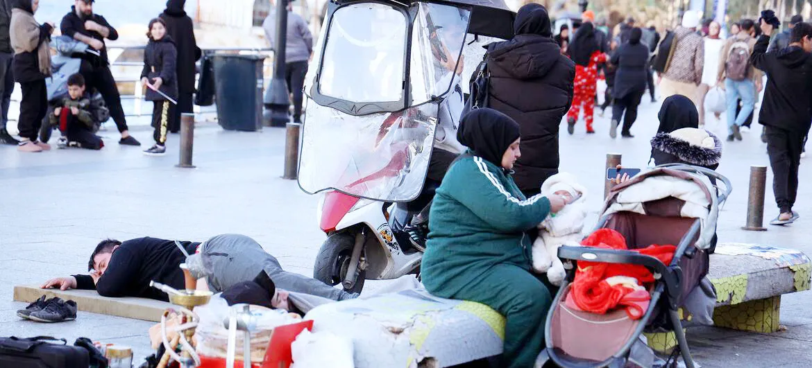 Des membres d'une famille se reposent dans une rue de Beyrouth, au Liban, après avoir fui leur  maison en raison d'un ordre d'évacuation