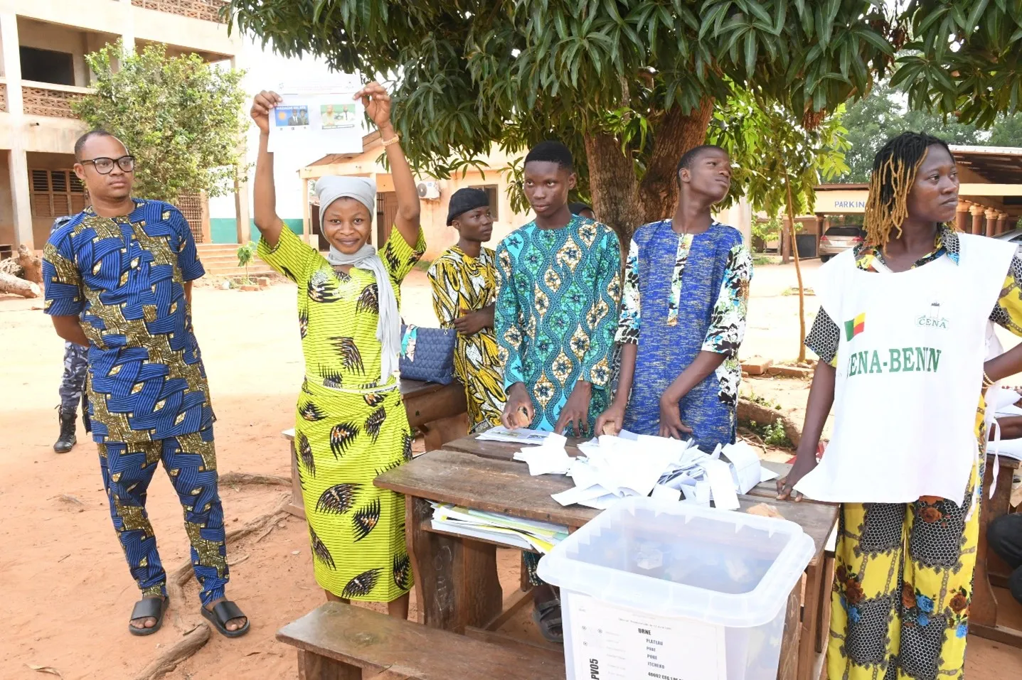 Les agents électoraux en plein dépouillement du scrutin  présidentiel dans le Plateau