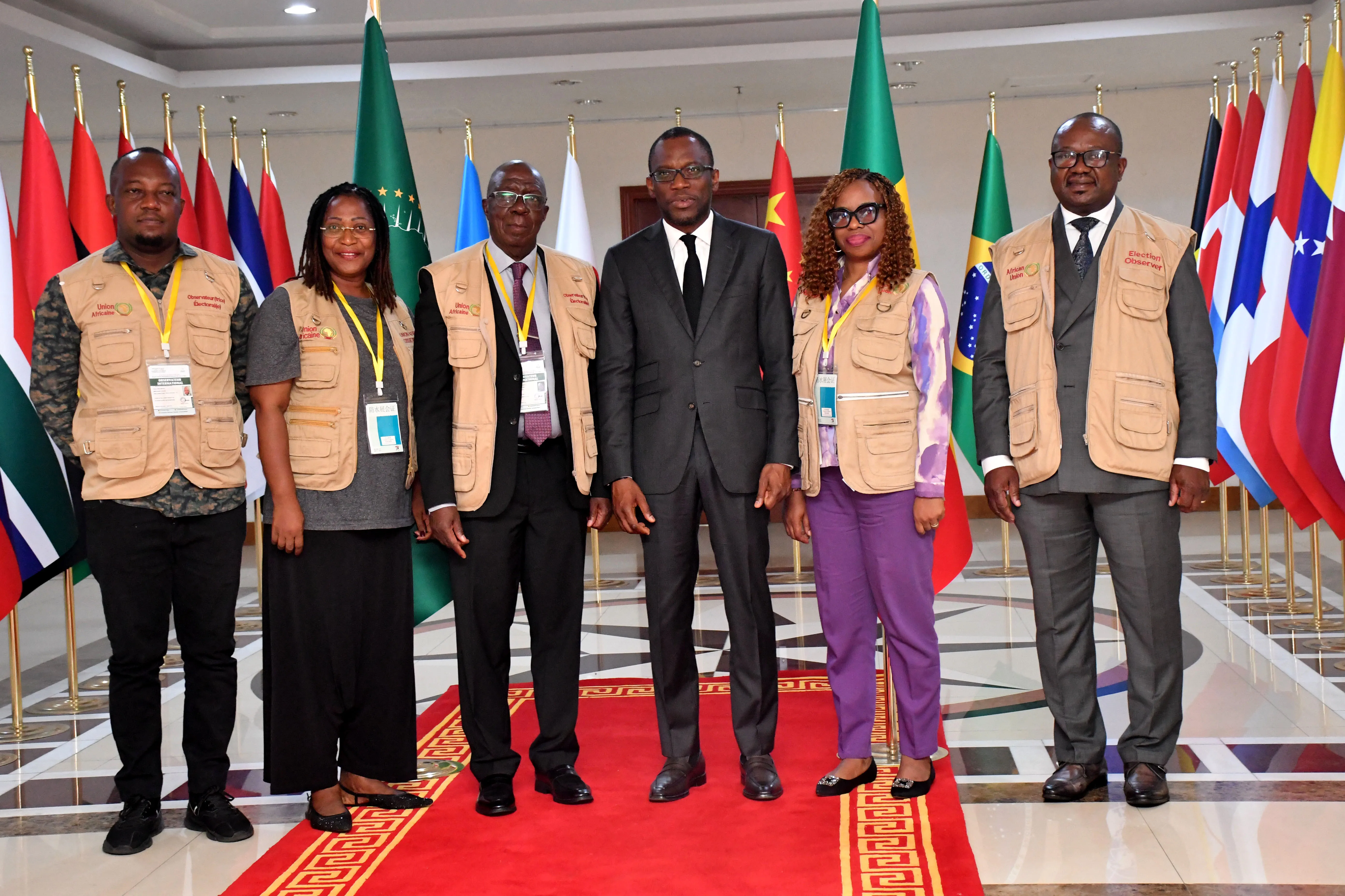 Des représentants de missions d'observation  aux côtés du ministre