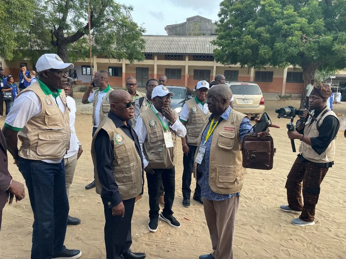 Le chef de mission d'observation électorale de la Cedeao  (au milieu) sur le terrain