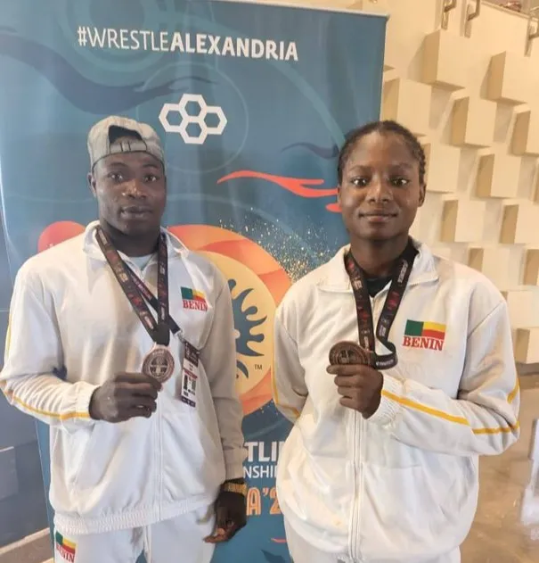 Boni Iliassou et Rosine Bodjrènou sur le podium en lutte africaine,  les cadettes gagnent en expérience