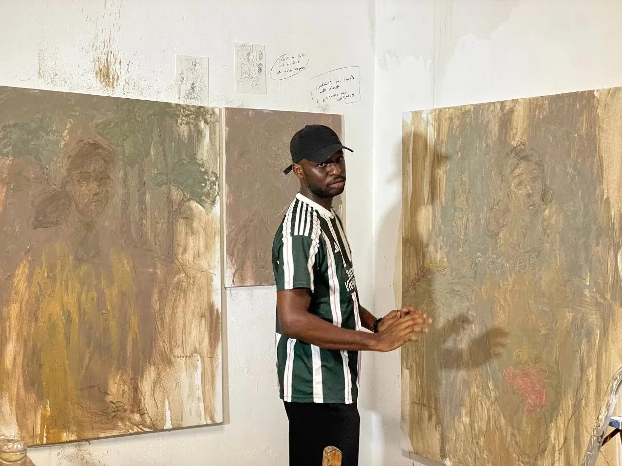 À travers la peinture et le verre, deux artistes questionnent  les héritages africains