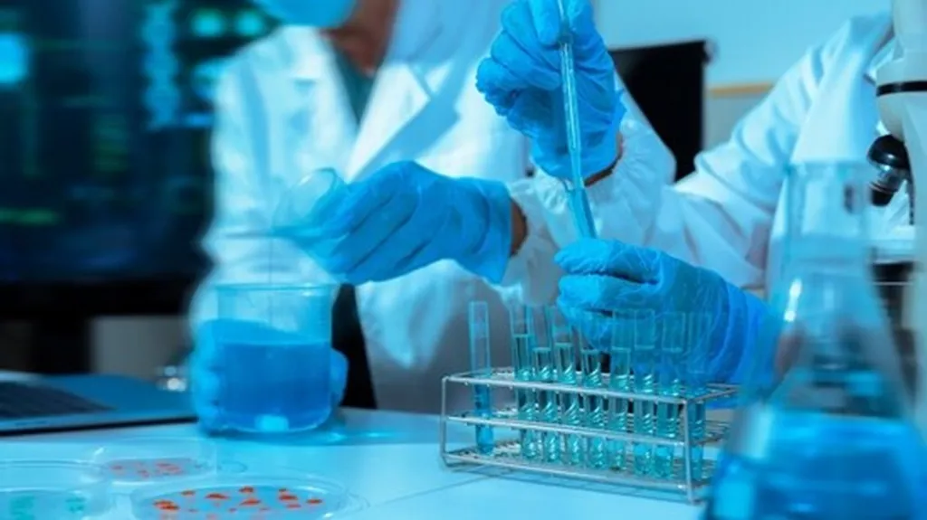 Le premier vaccin intégralement conçu par IA injecté à l’Homme