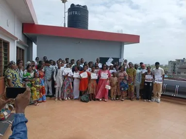 Les jeunes participants posent fièrement avec leurs attestations au terme d'un mois de formation immersive en numérique