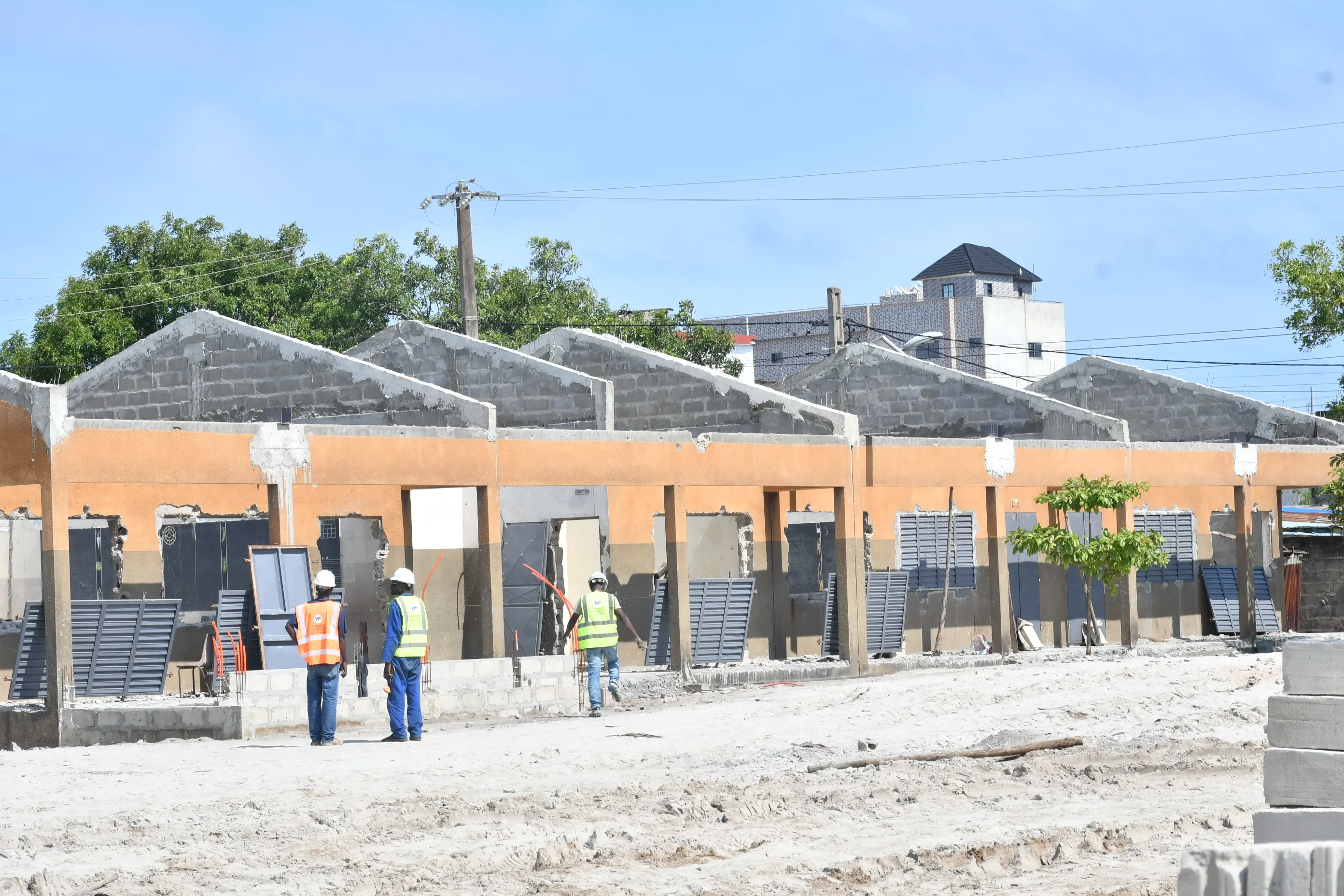 Sur plusieurs chantiers, le maire de Cotonou challenge■Ph : G. DEGAN  Ph : G. DEGAN Sur plusieurs chantiers, le maire de Cotonou s'est imprègné du niveau d'exécution des travaux de renovation des salles de classe