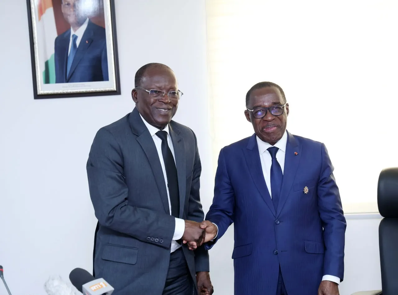 Abdoulaye Bio Tchané et son homologue  ivoirien, Eugène Aka Aouélé...