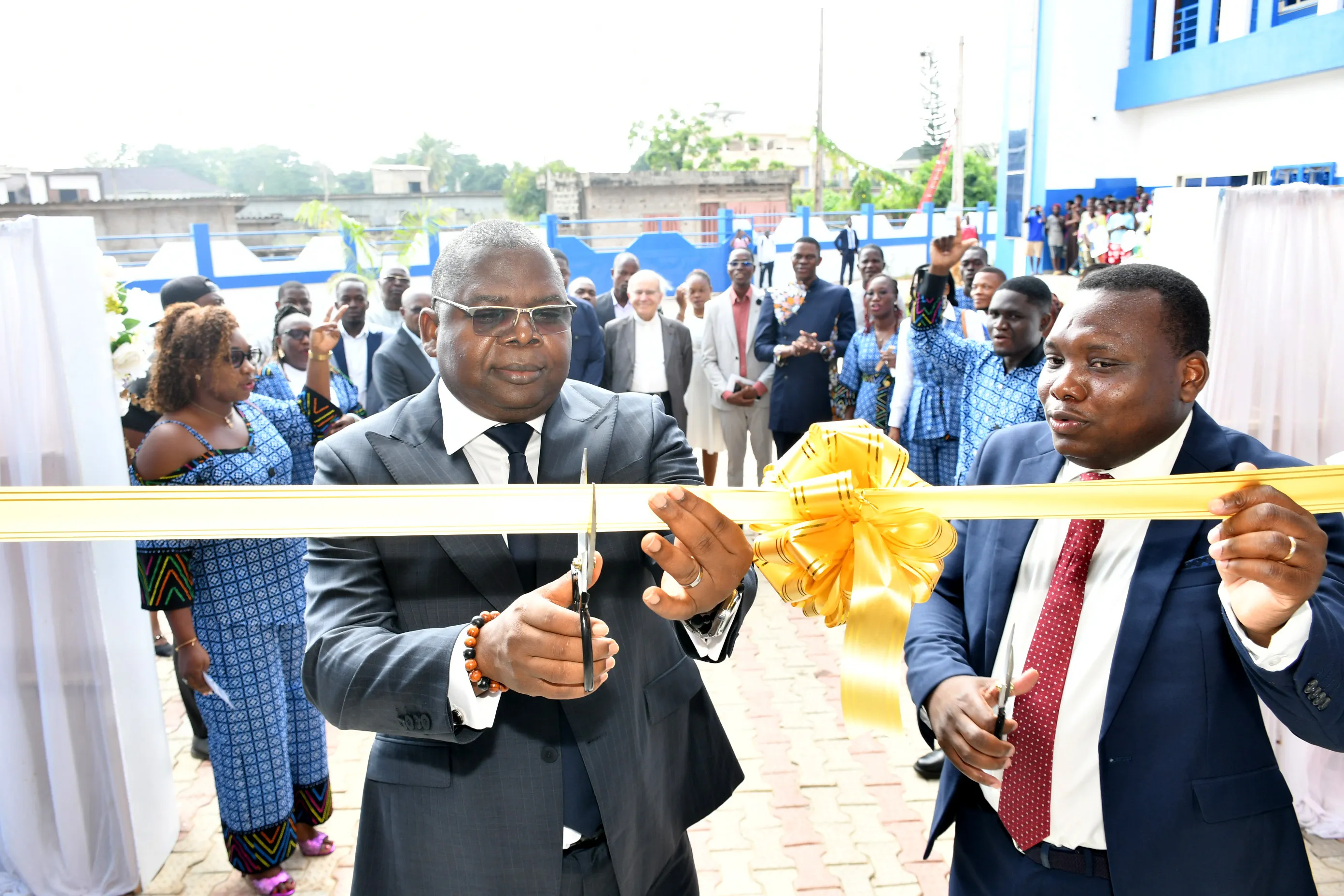 Coupure de ruban par Clément Kouchadé, ministre de l’Enseignement secondaire, et Espéran Padonou, président du conseil d’administration de Bénin Excellence, officialisant la