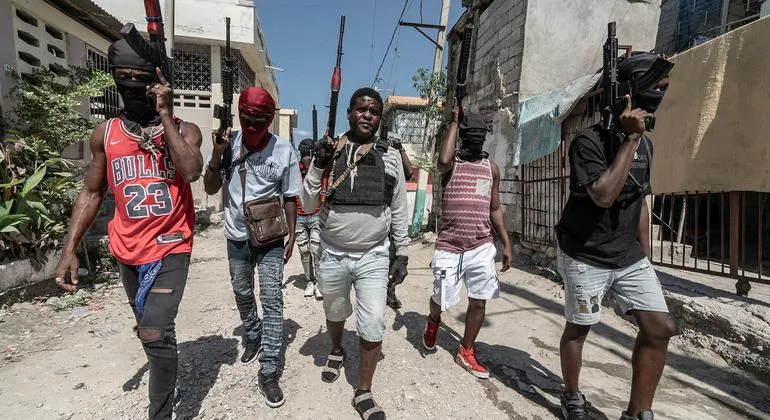 Des membres appartenant à un gang sillonnent un quartier de la capitale haïtienne, Port-au-Prince
